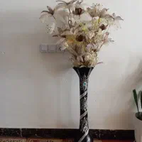 گلدان و گل مصنوعی