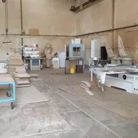 برش کار ماهر کابینت و کارگر ساده