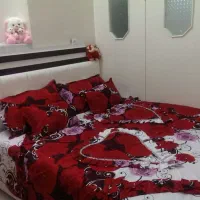 تخت دونفره با دوتا پاتختی.
