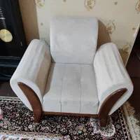 مبل ۸ نفره همراه میز تلویزون و ساعت ایستاده