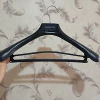 تعدادی چوب کار لباس و شال