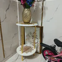 میز دکوری و گل گلدان