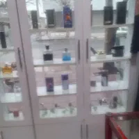 ویترین پشت شیشه