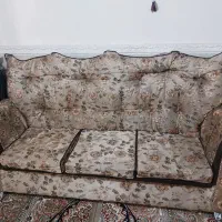 مبل ۷ نفره تمیز وبا ۳ میز عسلی ویه میز بزرگ