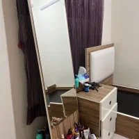 تخت و کنار تختی سه کشو Mdf  و اینه قدی نو