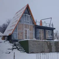 کلبه سوئیسی چوبی بیضا