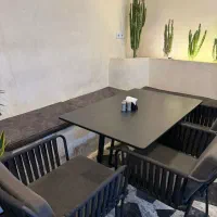 صندلی کافه ای بسیار تمیز