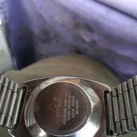 یک عددساعت سیکوپنج پشت شیشیه یک عددرادوسوسیتون