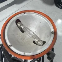 پرژکتور با سه پایه و لامپ