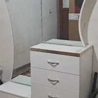 میز ارایش و ساعت ایستاده و بوفه