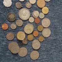 تعدادی سکه و اسکناس قدیمی