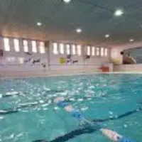 آموزش شنا در استخر سر پوشیده