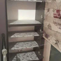 کتابخانه ویترینی دارای قفسه با درب شیشه ای کمد دار