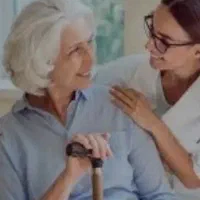 پرستار خانم سالمند برای خانم سالمند