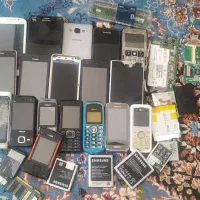 تعداد زیادی گوشی تعمیری لمسی و ساده