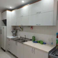 کابینت بسیار تمیز همراه گاز مبله . سینک. شیراهرمی
