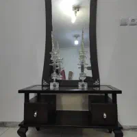 میز کنسول با آینه و یک جفت شمعدان