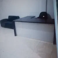 میز ال،مبل ۴نفره و صندلی چرخان و میز وسط با ۴ عسلی