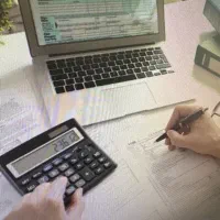 حسابدار خانم مسلط به امور مالیاتی