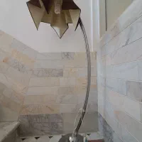 آباژور ایستاده