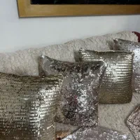 چهار عدد کوسن با یه رانر دو تا رو میزی عسلی