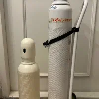 دو کپسول اکسیژن ۱۰ لیتری شارژ شده و ۵ لیتری نو