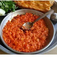 گوجه املتی با پیاز داغ و پیاز داغ نگینی