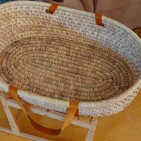 گهواره و تخت کنار مادر