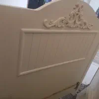 تخت یک نفره چوبی سفید همراه با تشک رویال