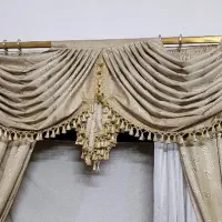 سه عدد پرده ی، یشکل و یک اندازه.