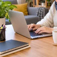 کار اینترنتی با گوشی در خانه