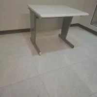میز تحریر وکامپیوتر