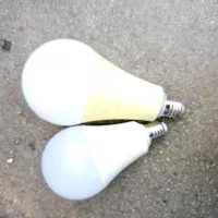 دو عدد لامپLED سالم وسفید