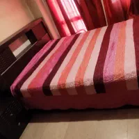 تخت  دو نفره با میز آرایشی و یک عسلی