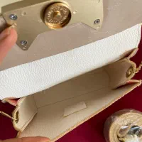 تعدادی کیف زنانه|کیف، کفش، کمربند|اندیشه, اندیشه فاز ۱|دیوار