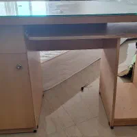 میز کار و کامپیوتر