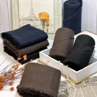 شال و روسری|لباس|شاهینشهر, نبوت|دیوار