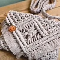 هنرم مکرمه است|کیف، کفش، کمربند|جم, |دیوار