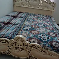 یک عدد تخت همراه با تشک و رو تختی در حد