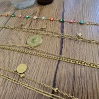 دستبند .گردنبند حروف مکعبی.سنجاق