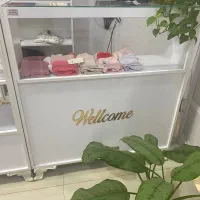 میز و دکور چوبی مغازه در حد نو