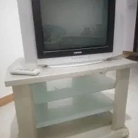 تلویزیون سامسونگ قدیمی به همراه میز تلویزیون