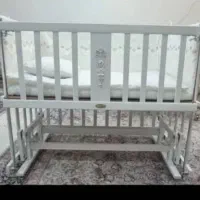 تخت نوزاد کنار مادر