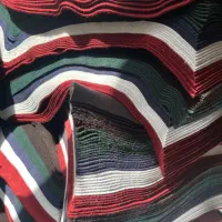 وسط کار بسته بند سرنخ‌زن کارگر ساده جهت کار تریکو