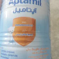 تعدادی قوطی شیر خشک آپتامیل با قاشق