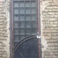 در اهنی سنگین در حیاط و خانه