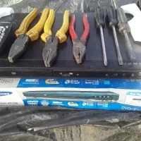 سه عدد انبردست و پیچ گوشتی وچارسو و یک دستگاه مفت