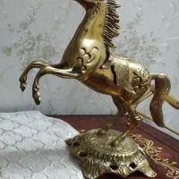 تلفن برنجی و اسب تزئینی