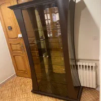 بوفه چوب وشیشه ای در حد نو خیلی خیلی تمیز و جدید