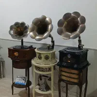 میز انتیک برنج کاری شده قدیمی برای گرامافون